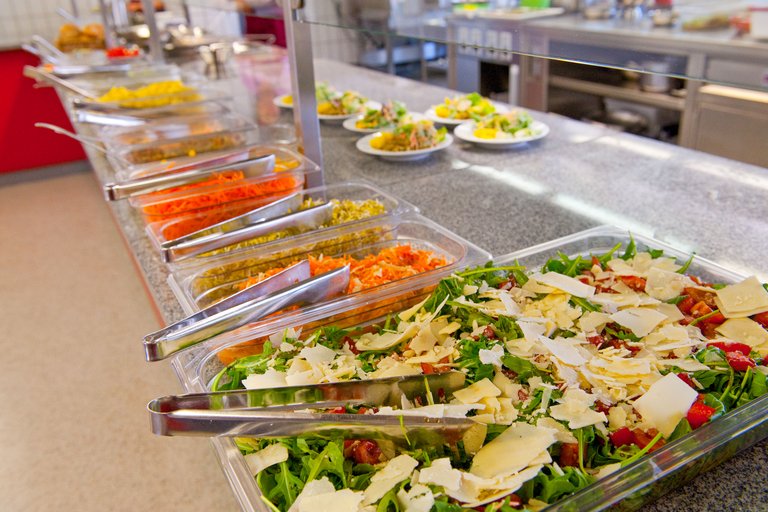 Appetitlich angerichtete Salate auf einer Theke